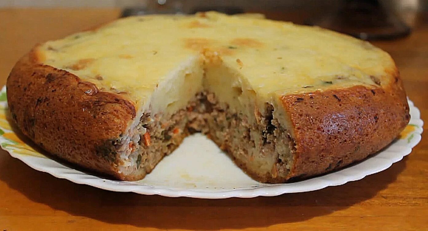 Мясной пирог в мультиварке. Заливной пирог с фаршем и картошкой. заливной мясной пирог. заливной пирог с мясом. заливной пирог с мясом и картошкой.