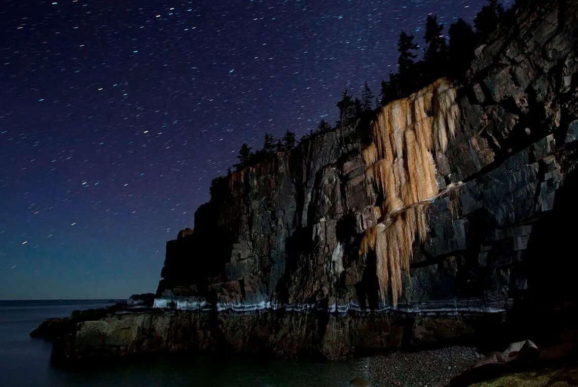 Горе что за ночь. Acadia national park maine ночь. скалы ночью. ночь на скале. море скалы ночь.