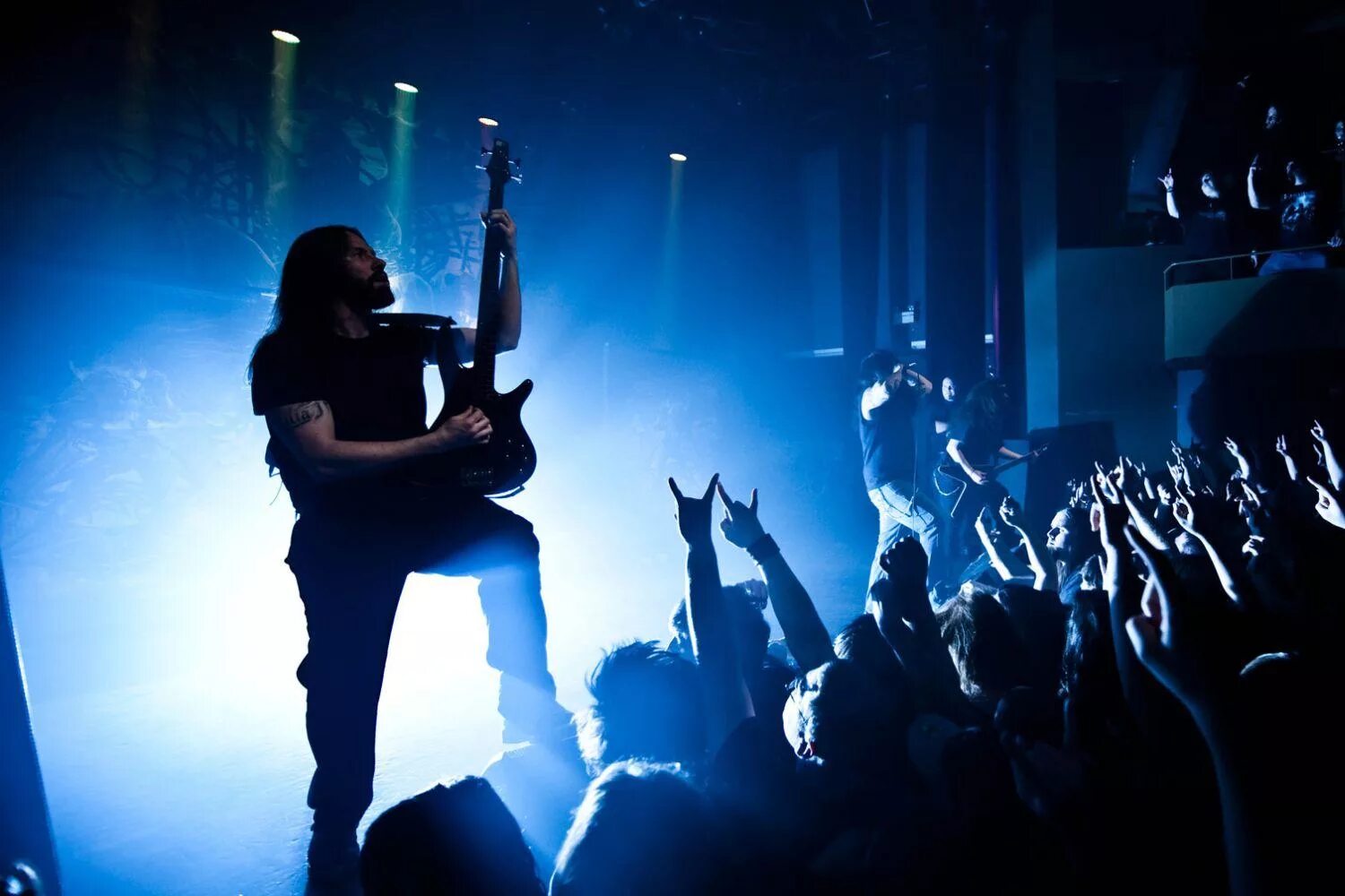 Запись музыки концерты. Музыкальный концерт. Гитарист с микрофоном. Рок концерт сцена. Рок концерт эстетика.