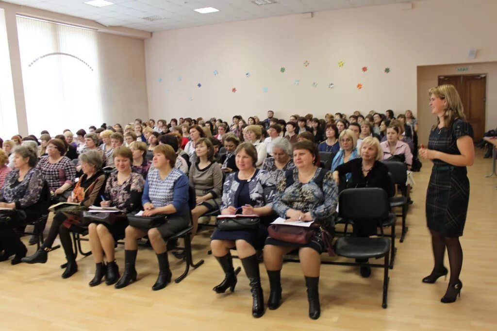 Совещание воспитателей. Собрание учителей. совещание учителей. совещание учителей в школе. коллектив учителей на собрании.