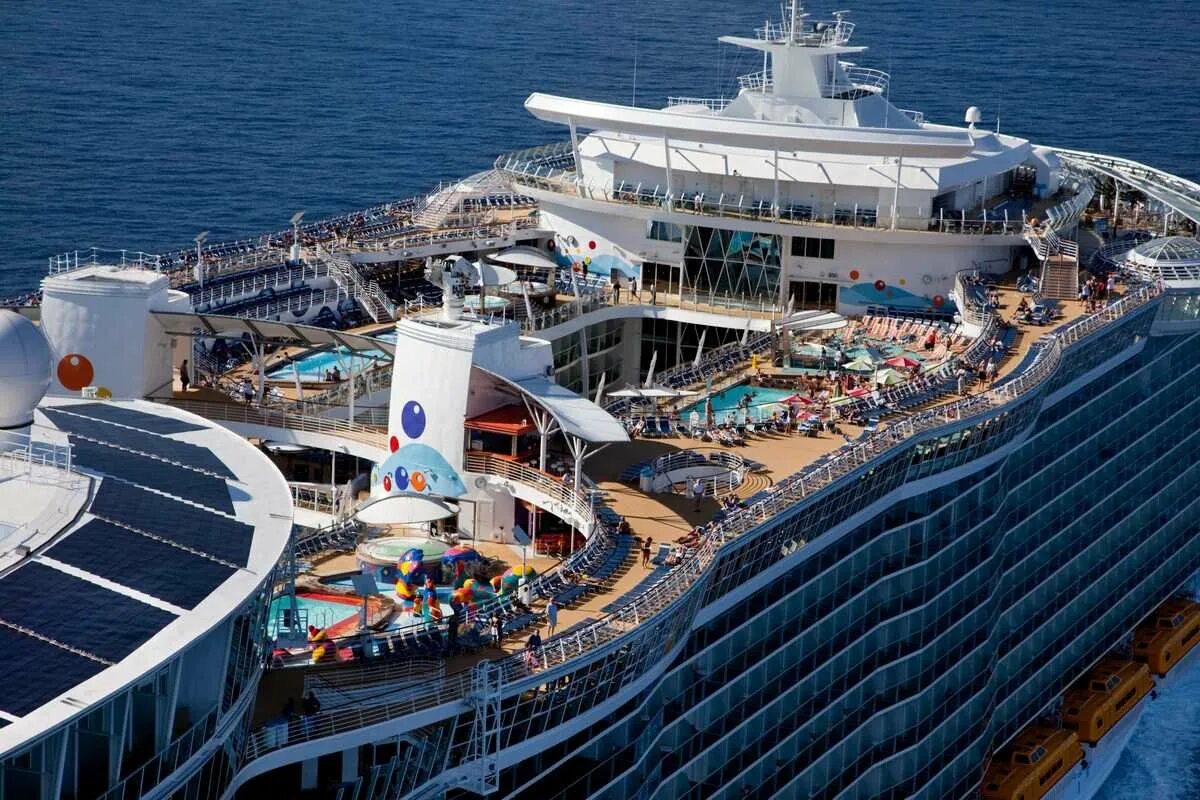 Как называется большой корабль. Круизный лайнер oasis of the seas. самый большой круизный лайнер в мире оазис морей. круизный корабль &quot;allure of the seas&quot;. роял карибиан оазис лайнер.