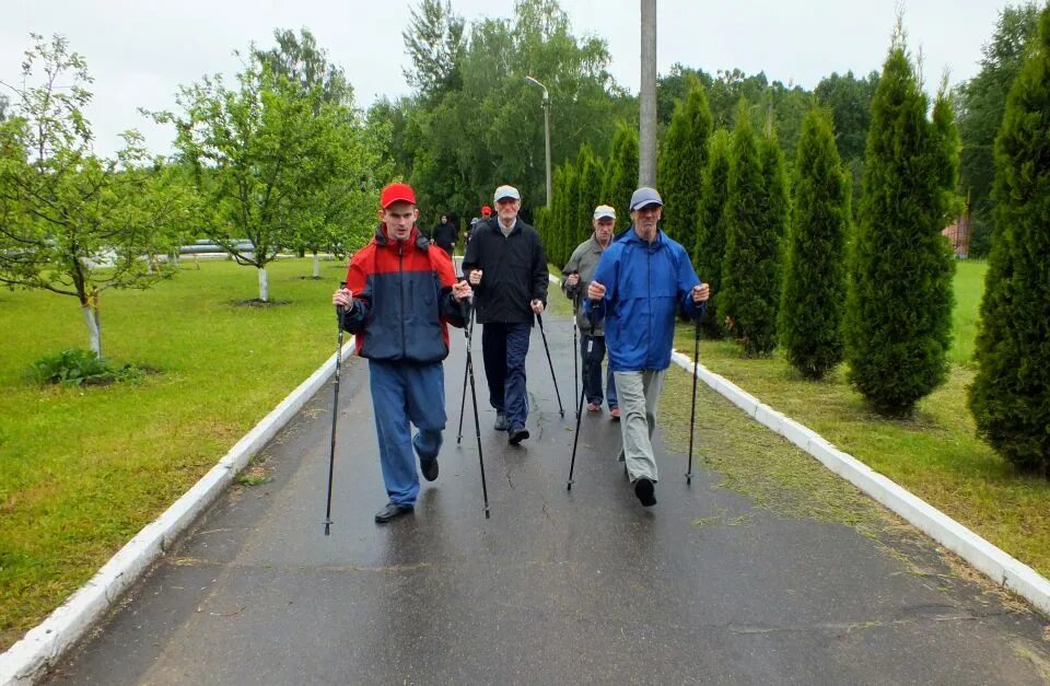 александр сарапин тренер скандинавской ходьбы. финская ходьба с палками. палка тренера. техника скандинавской ходьбы. скандинавская ходьба бабушки.