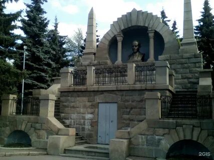 Памятник мавзолей