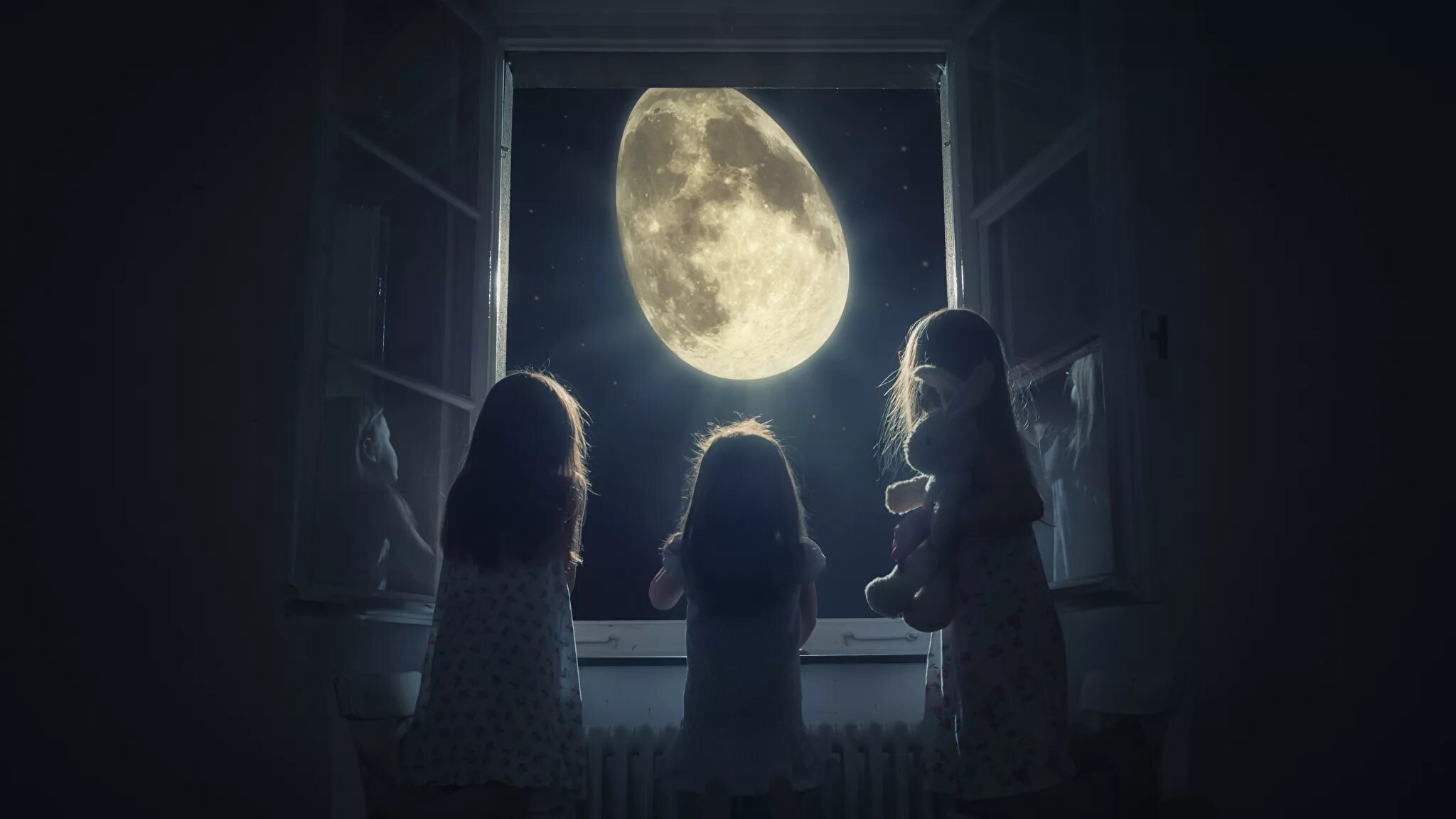 В окно смотрела луна. Окно ночью. Лунный свет в окне. Ночь окно Луна. Луна в окне.