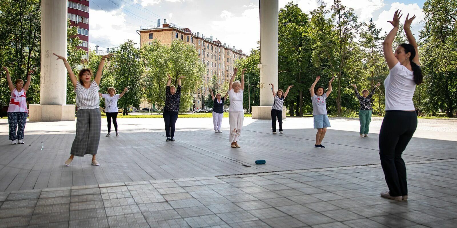 Парк долголетия. Занятия на воздухе. Московское долголетие в парках. Занятия на открытом воздухе. Занятия в московских парках.