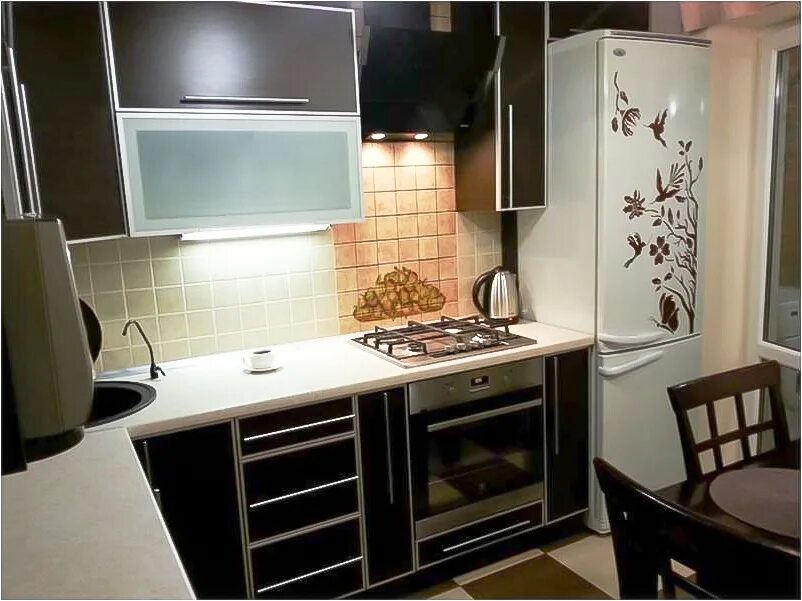 Кухня 8 кв с холодильником. Кухня 8 кв метров. угловая кухня 8 кв.м. кухонный гарнитур 8 кв м. кухни маленькие 8 метров.
