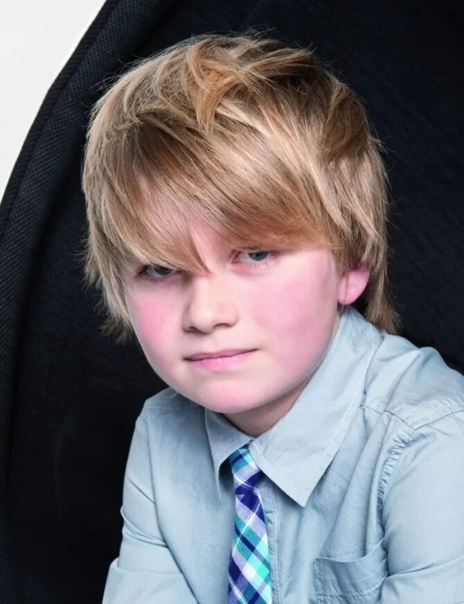 стрижка для мальчика 10 лет. удлиненная стрижка для мальчика. ромео бэкхам. сын бекхэма ромео. стрижка детская мальчику модная.