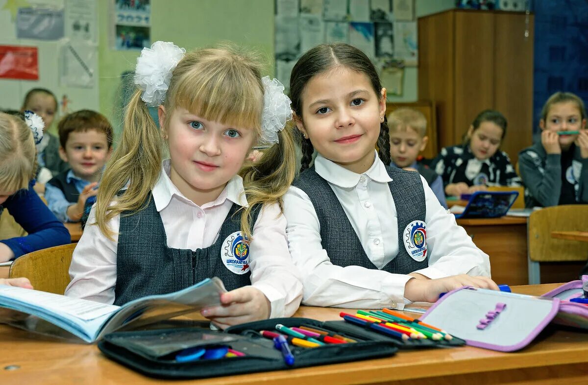 Школьники средних классов. Дети в классе за партами. Одноклассники парта. Девочка за партой. Младшие школьники.