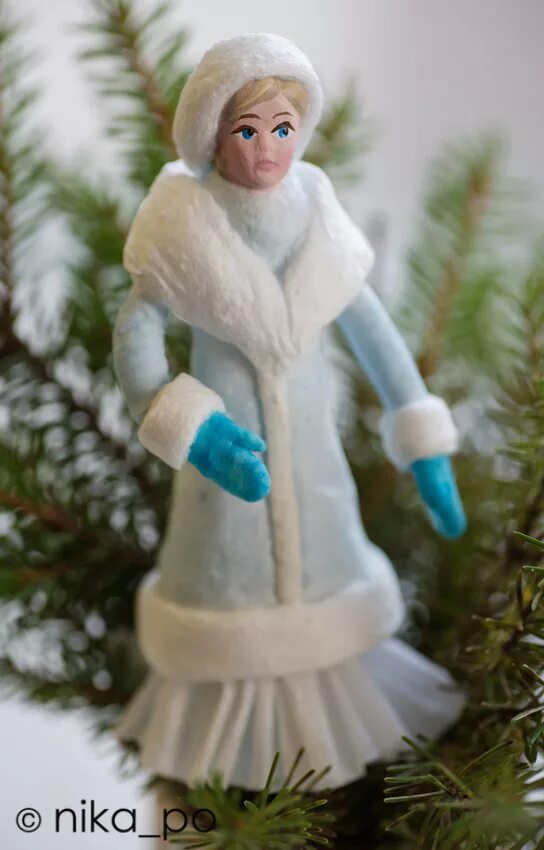 Как сделать снегурочку из ваты своими руками. Как сделать снегурочку из ваты своими руками. Снегурочка из ватных дисков. Снегурочка из природного материала. Как сделать снегурочку из ваты своими руками.