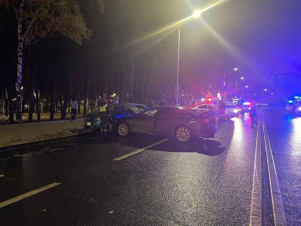 Машина ночью. Авария произошла в Москве. Сбили мужчину на пешеходном