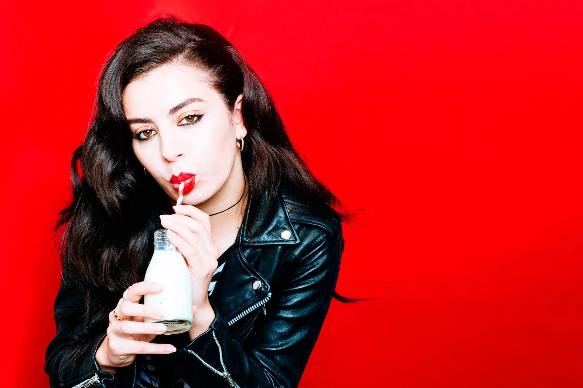 Apple charlie xcx. Charli xcx. певица чарли хсх. чарли xcx (charli xcx, charlotte emma aitchison). чарли хсх 2025.