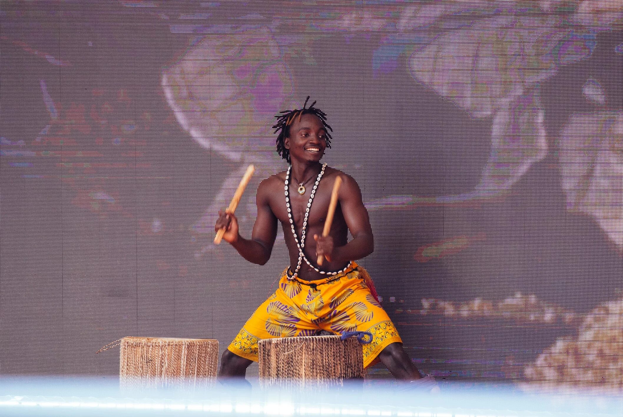 Африканцы с барабанами. Африканка танцует. Негр танцует. Африканские танцы.