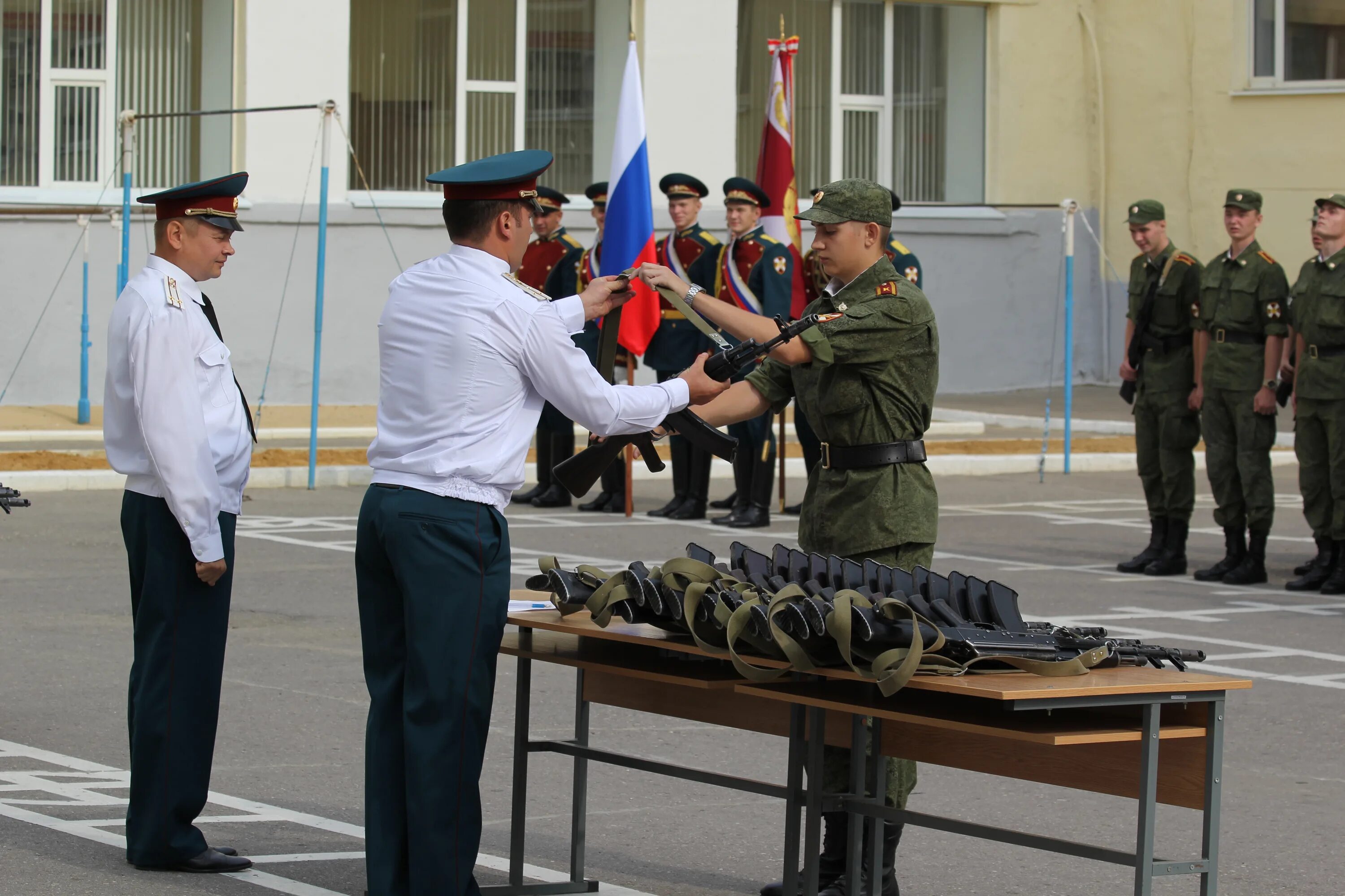 Саратовский военный институт войск национальной гвардии. Ритуал вручения вооружения и военной техники. Ритуал вручения оружия. Ритуал вручения военнослужащим вооружения и военной техники.