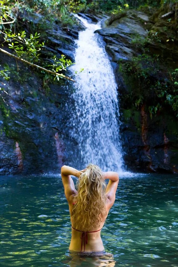 Девушка купается в водопаде. Девушка у водопада. Фотосессия на фоне водопада. Blonde shower