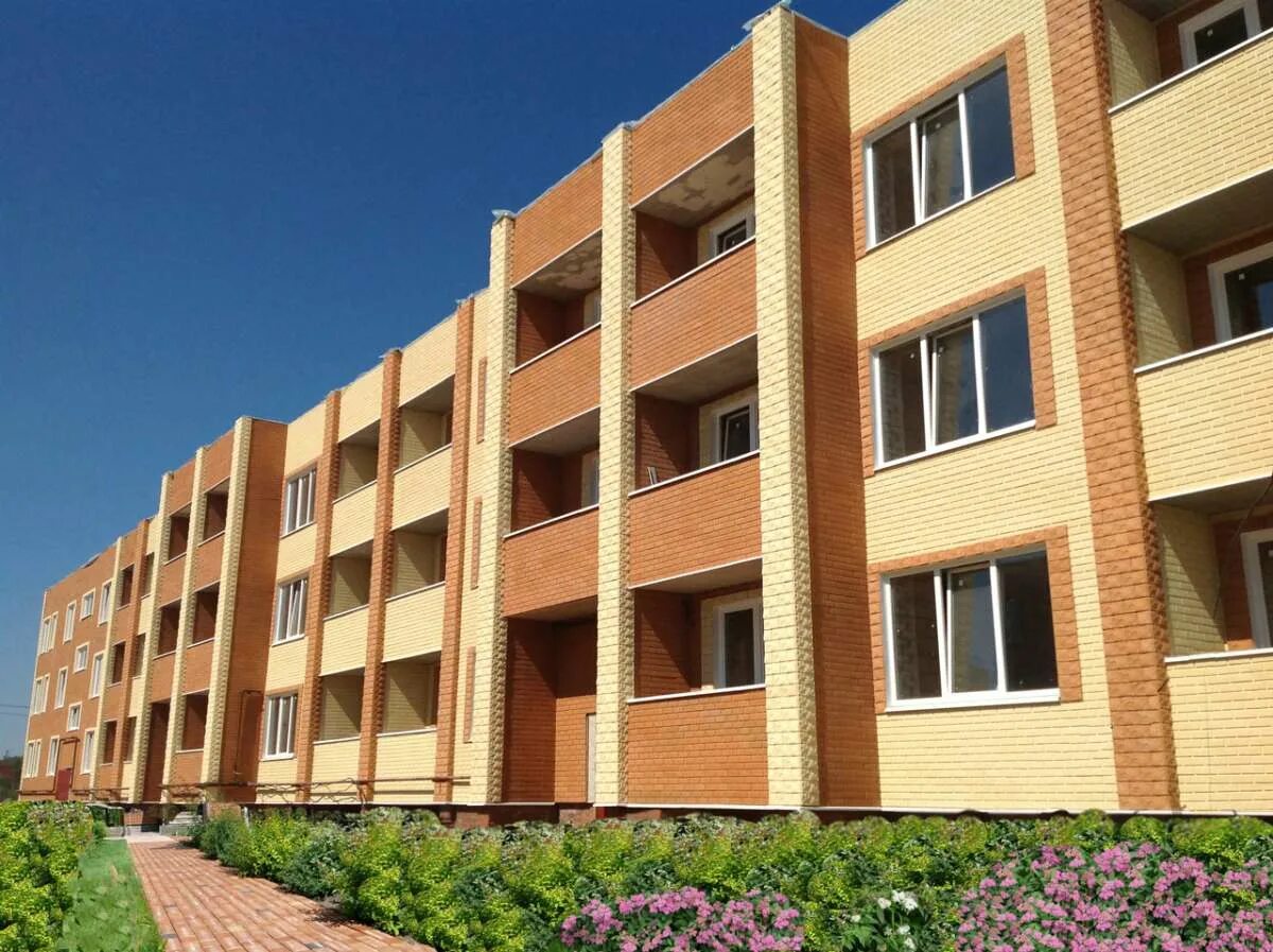 5 этажный дом из кирпича. хрущёвка кирпичная пятиэтажка. кирпичные 5 этажные дома. четырехэтажный кирпичный дом. 4х этажный дом.