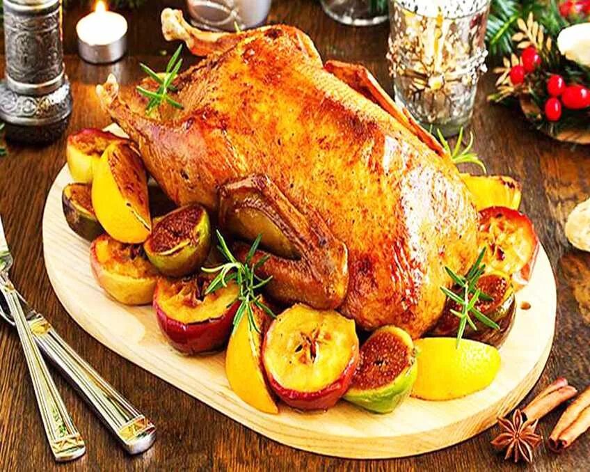 Рождественский гусь. Горячие блюда. Жареный гусь. Курица румяно-зажаренная. Рождественский гусь.