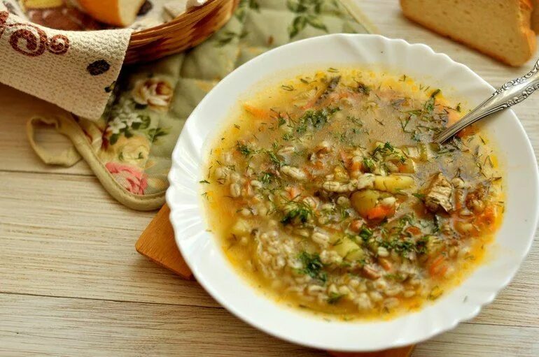 Суп с перловкой как называется огурцами солеными. Рассольник. рассольник в детском саду. рассольник в садике. суп рассольник.