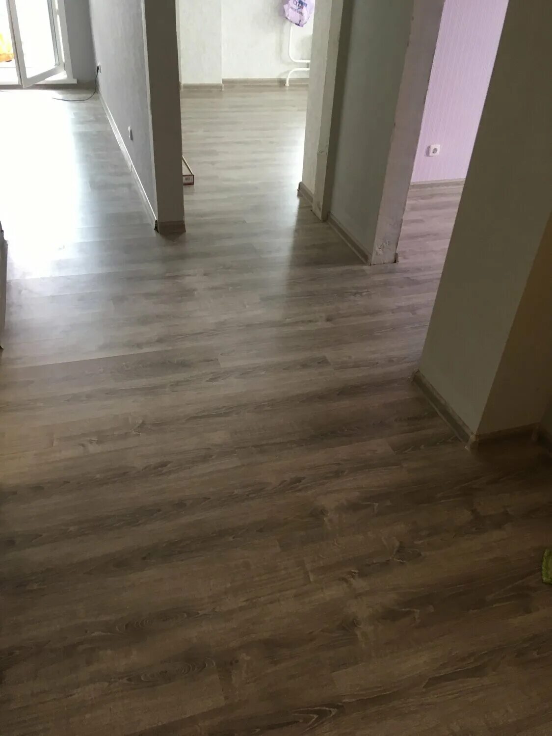 единая укладка ламината. раскладка ламината. ламинат по всей квартире без порожков. ламинат по диагонали без порогов. беспороговая укладка ламината.