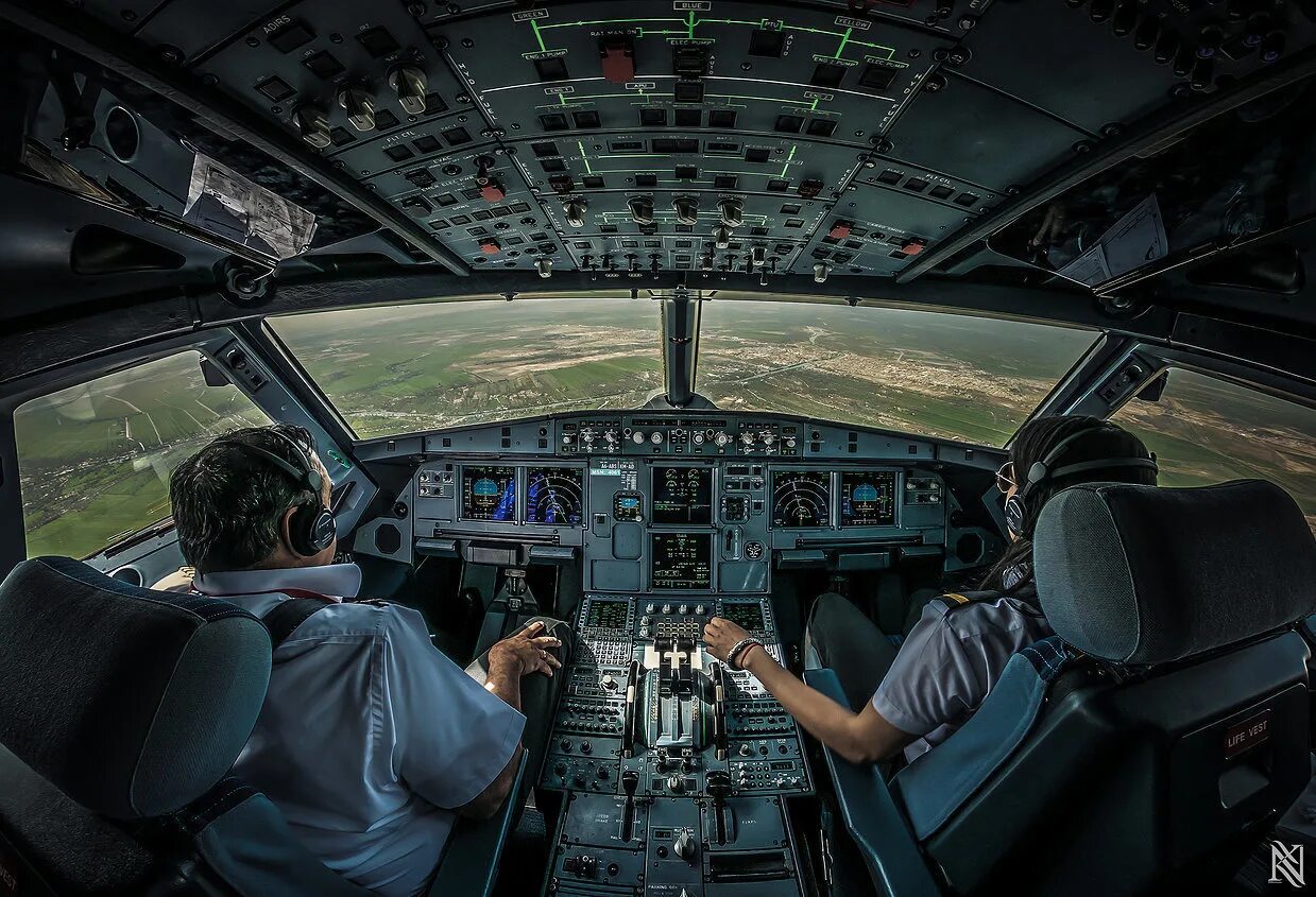 Кабина пилота самолета. Pilot Cockpit 8k. Кабина самолета. Место пилота в самолете.