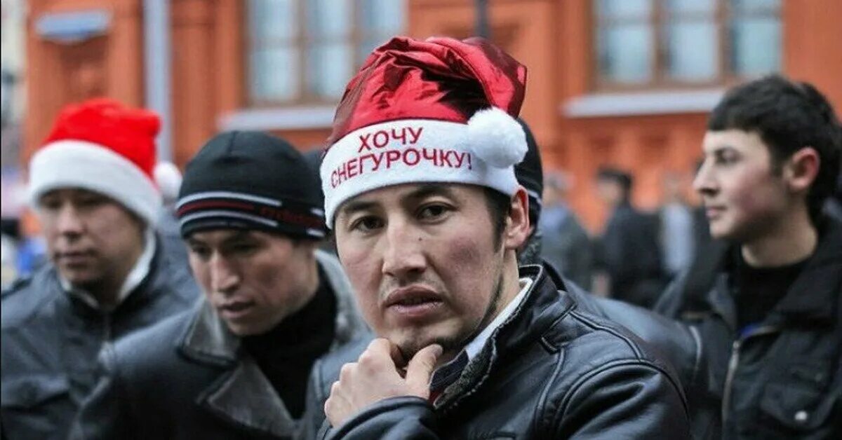 Мигранты в России. Фотожабы на мигрантов. Типичный мигрант. Мигранты смеются.