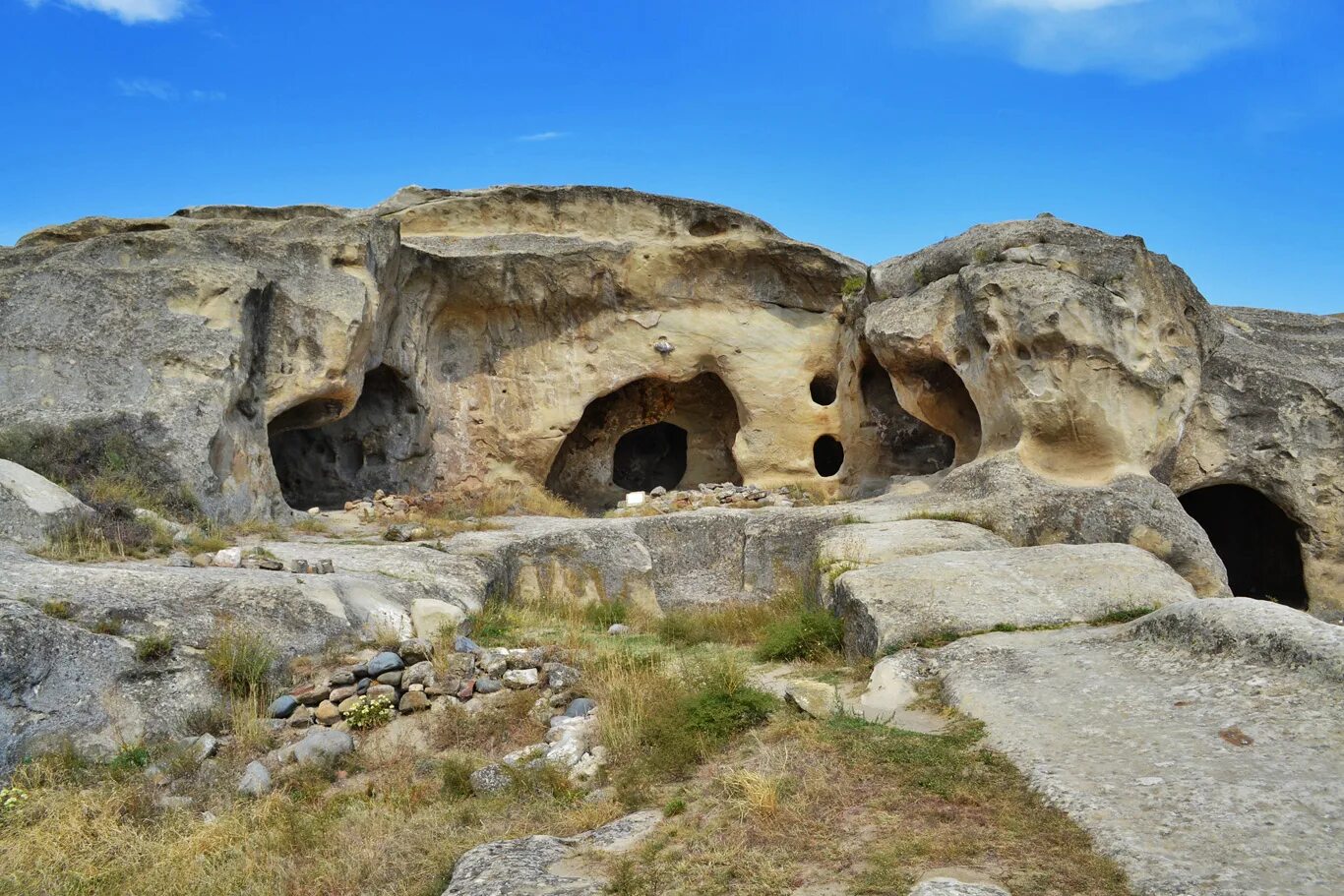 Ancient cave. Уплисцихе пещерный город. Пещерный город Уплисцихе Грузия. Древний пещерный город Уплисцихе. Город в скале Грузия Уплисцихе.