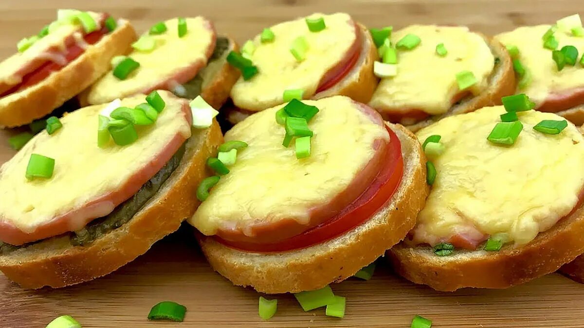 Горячие бутерброды с луком и яйцом. Горячий открытый бутерброд с колбасой. бутерброды, простой, сложный, горячий, открытый. бутерброды простые в домашних условиях в духовке. горячий бутерброд в домашних условиях.