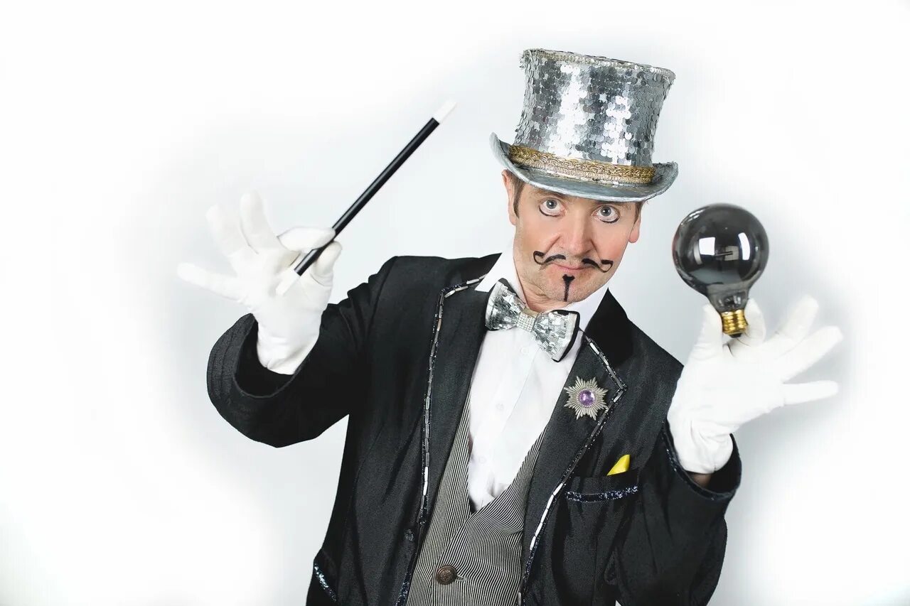 Juggler show иллюзионисты. Цилиндр фокусника. Шляпа фокусника. Мужчина в цилиндре. Фокусник 15 букв.