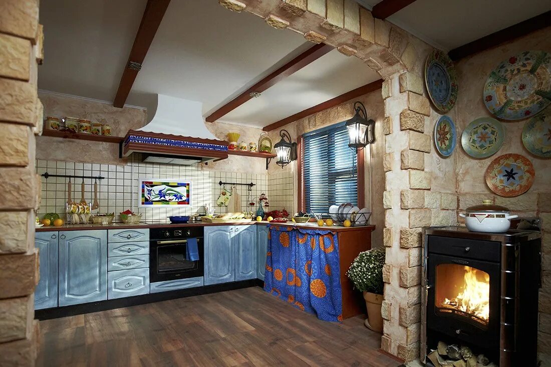 Кухня в деревянном доме. Кухни в деревенском стиле в доме. Современная кухня в деревенском стиле. Кухня в русском деревенском стиле.