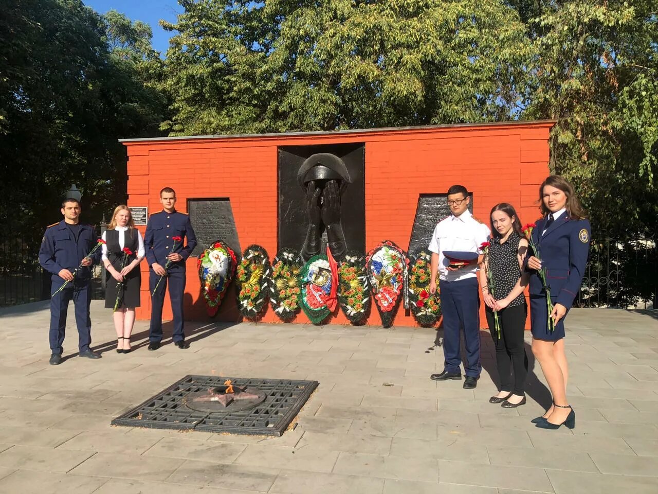 Международный день памятитжертв фашизма. Международный день памяти жертв фашизма 2021. Международный день памяти жертв фашизма 2020. Памятник «жертвам фашизма» поселок троицкий. Международный день жертв фашизма.