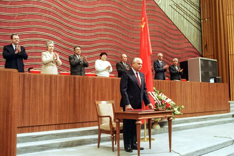 Год первого съезда народных депутатов. Горбачев избрание президентом СССР.