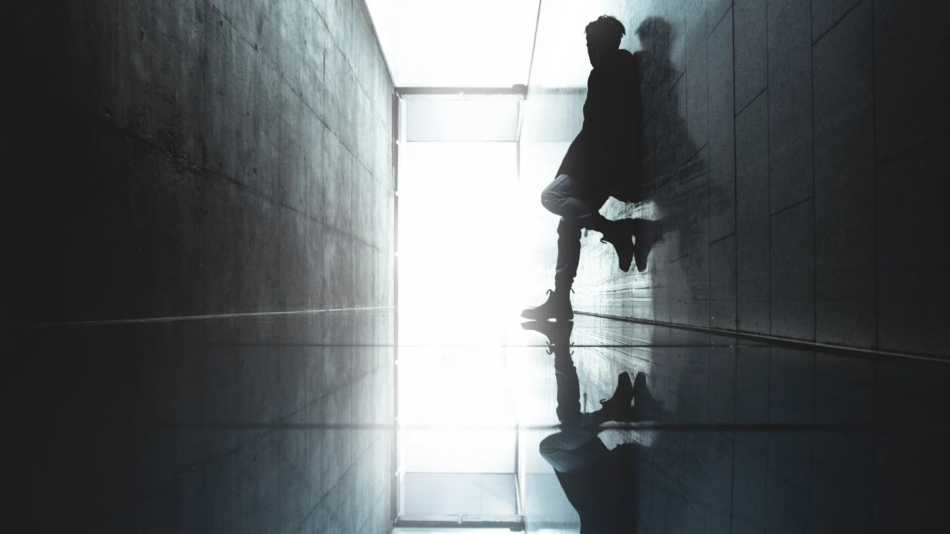 Незнакомец в отражении 39. Незнакомец в отражении 39. Человек пеперд зеркалом. Незнакомец в отражении 39. Человек около зеркала.