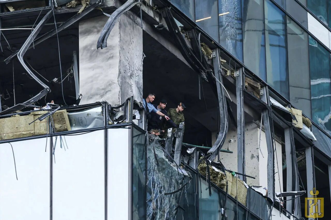 Сво 30 июля 2023. Поврежденное здание. Повреждения зданий Сити. Москва Сити взрыв. Москва Сити дрон.