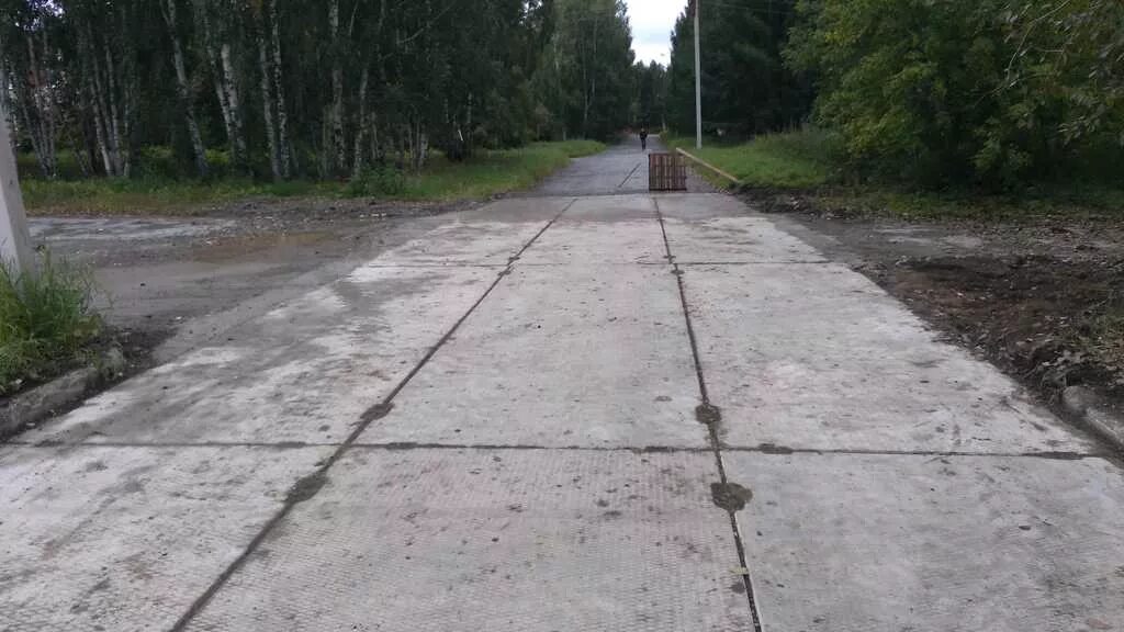 Дорога из бетонных плит. Бетонные плиты для дороги. Плита бетонная дорожная. Омоноличивание дорожных плит. Мобильные дорожные покрытия мдп мобистек - 80.