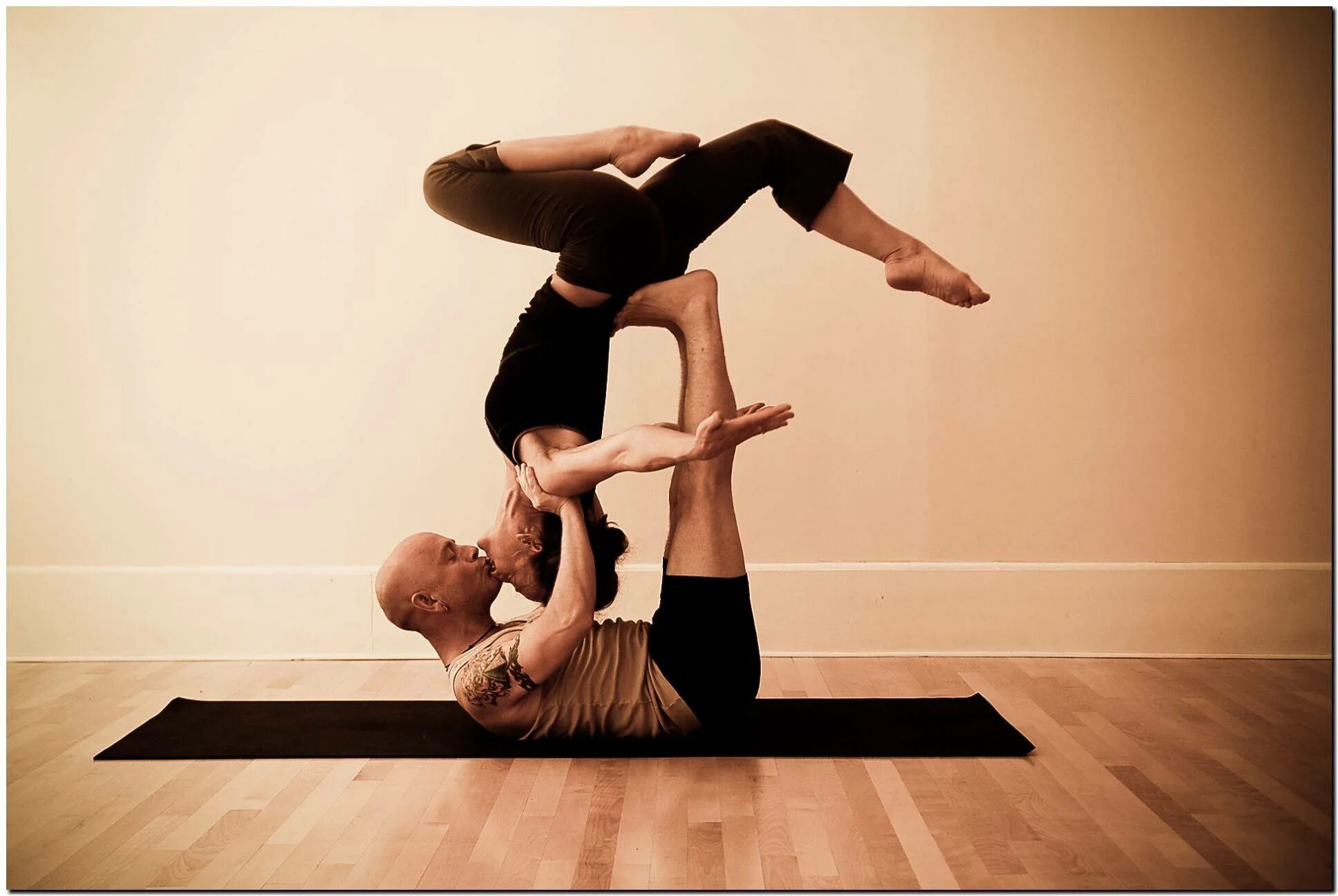 Йога для 2. Ёга для начинающих для двоих. АКРО йога для начинающих. Парная акройога для начинающих. Ёга для 2 для начинающих для детей.