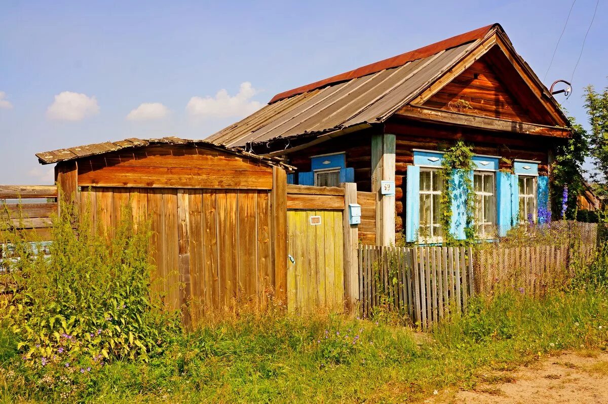 Природа деревня. Старый деревенский татарский дом. Деревня глубинка тверская область. Деревни рядом со мной. Домик в деревне.