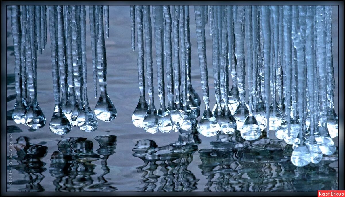 Лед растаявший он вода. Красивые сосульки. Ледяные сосульки. Весенняя капель.