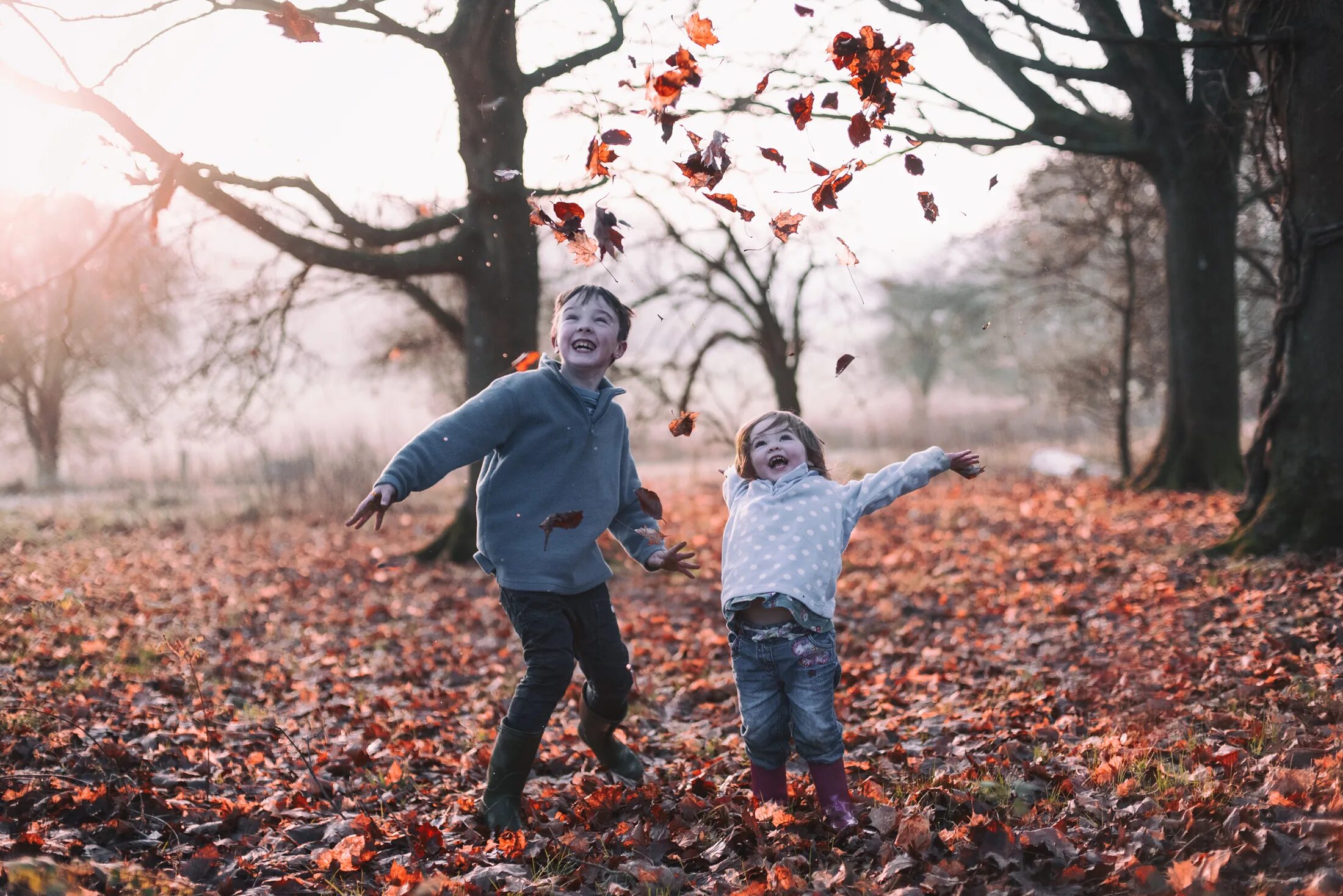 Осень для детей. Малыш на природе. Осенний лес для детей. Мальчик девочка осень. Мальчик девочка осень.
