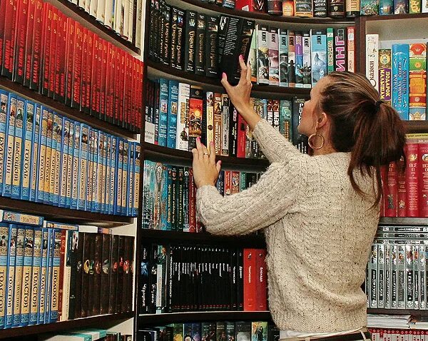 Что читает современная молодежь. Молодежь и книга. книги которые читает молодежь. библиотаф. компания связанная с  книгами.
