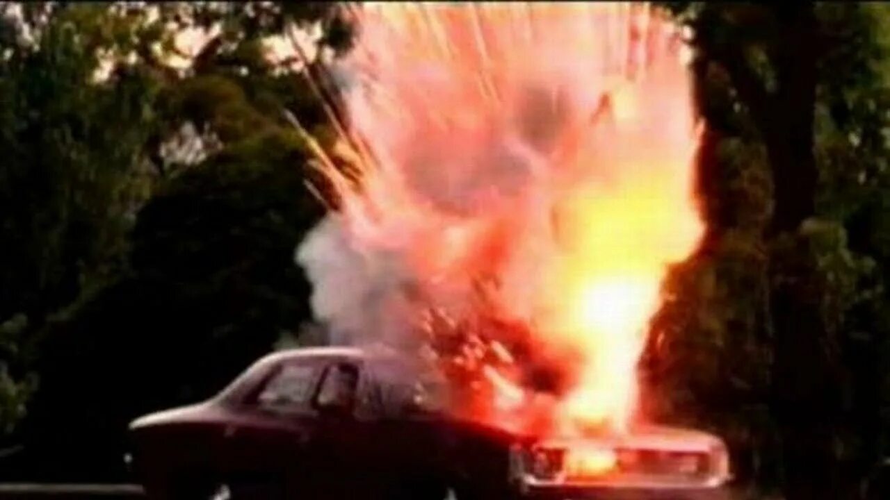 взорвался мотор. взорванный двигатель. двигатель взорвался. взорванный двигатель. взрыв двигателя автомобиля.