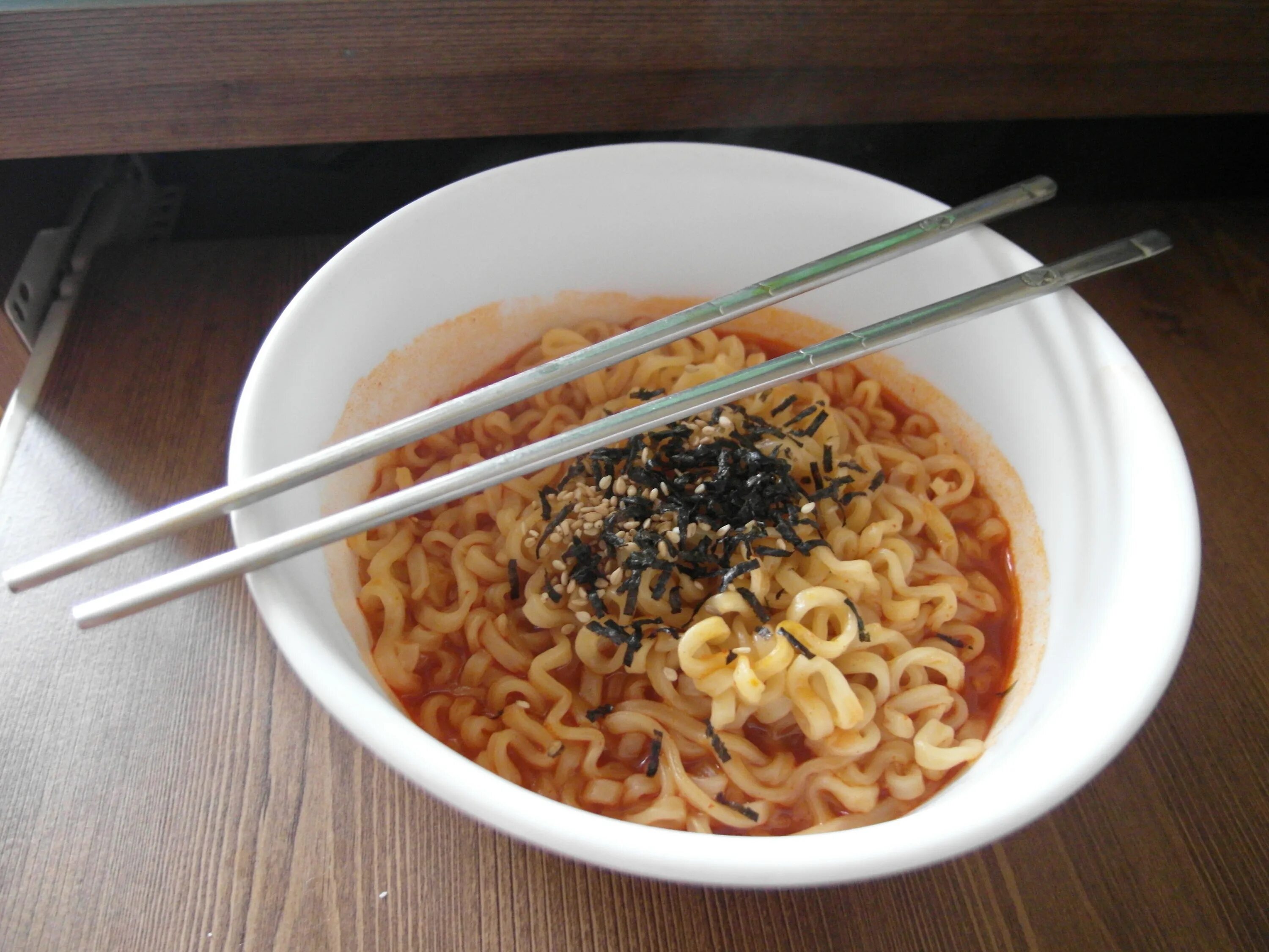 Лапша в холодильнике. Лапша Samyang Ramen. Лапша Samyang Noodles. Лапша вок доширак. Лапша быстрого приготовления суп рамен.