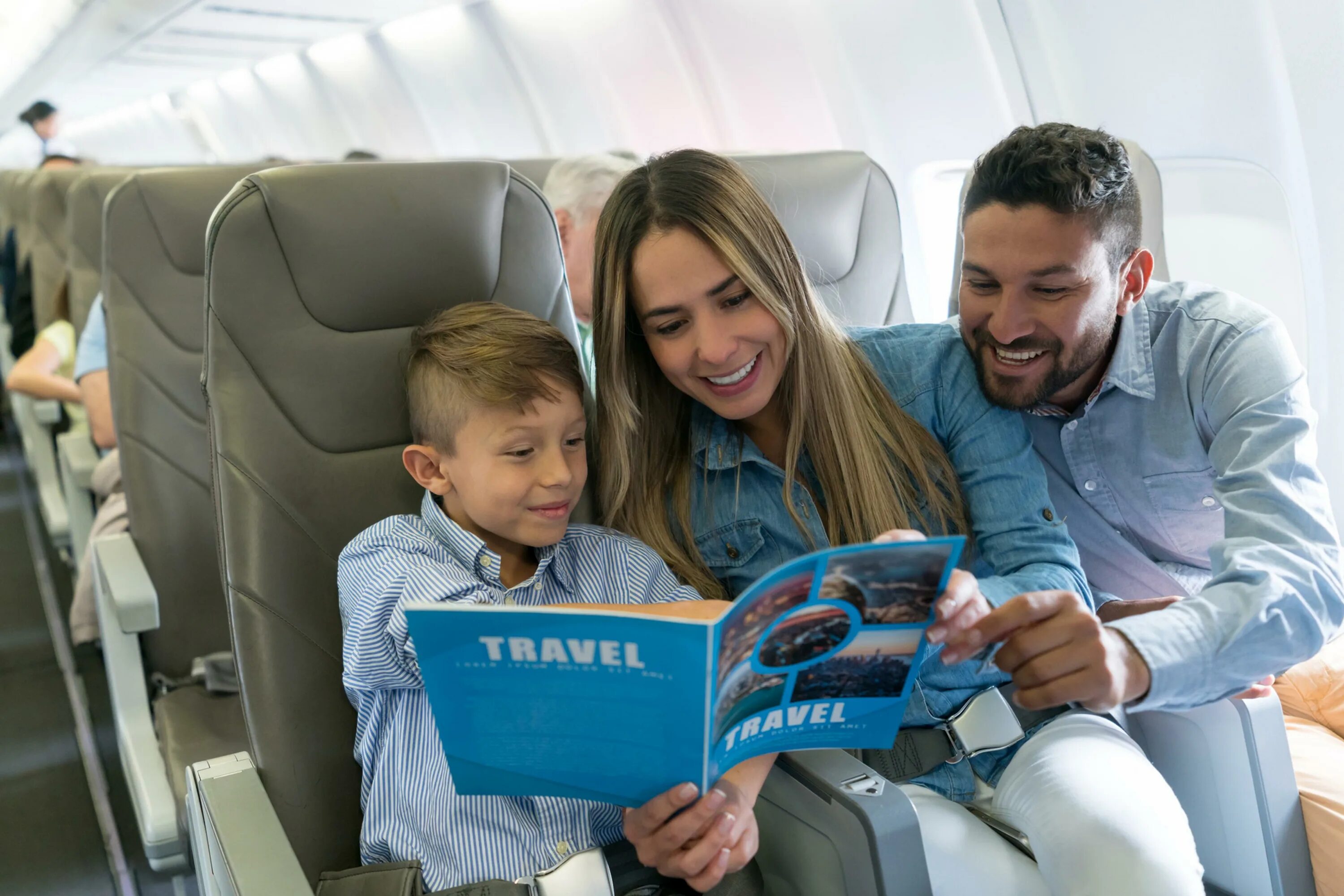 Путешествие с детьми. Семья в самолете. Путешествие на самолете. Семейный самолет.