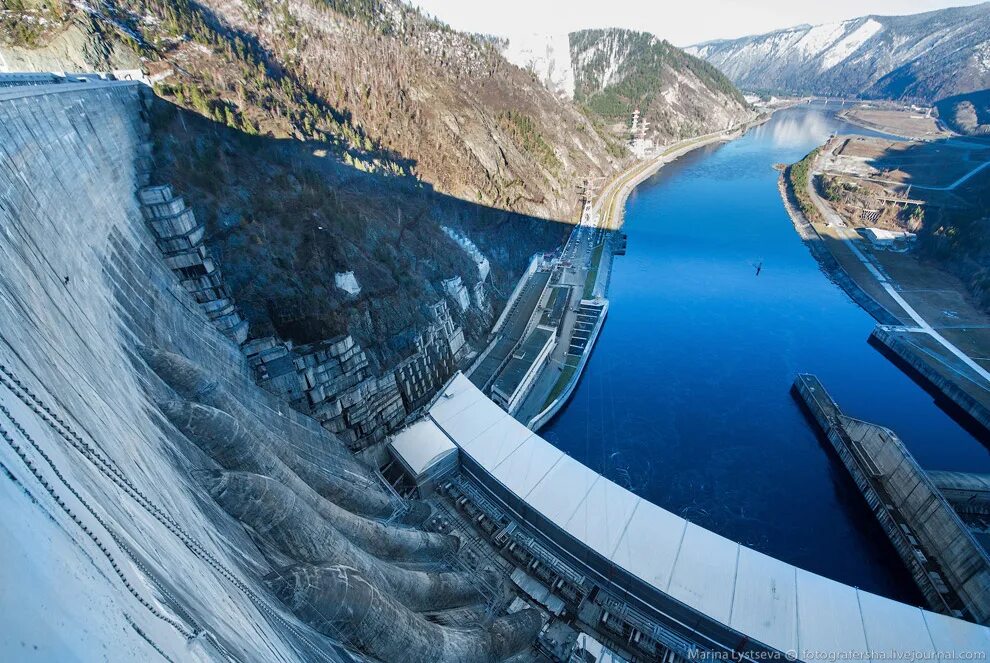 На какой реке крупнейшая гэс. Саяно-Шушенская ГЭС гидроэлектростанция. Саяно Шушенская плотина. Шушенское Саяно Шушенская ГЭС. Саяно-Шушенская ГЭС водохранилище.