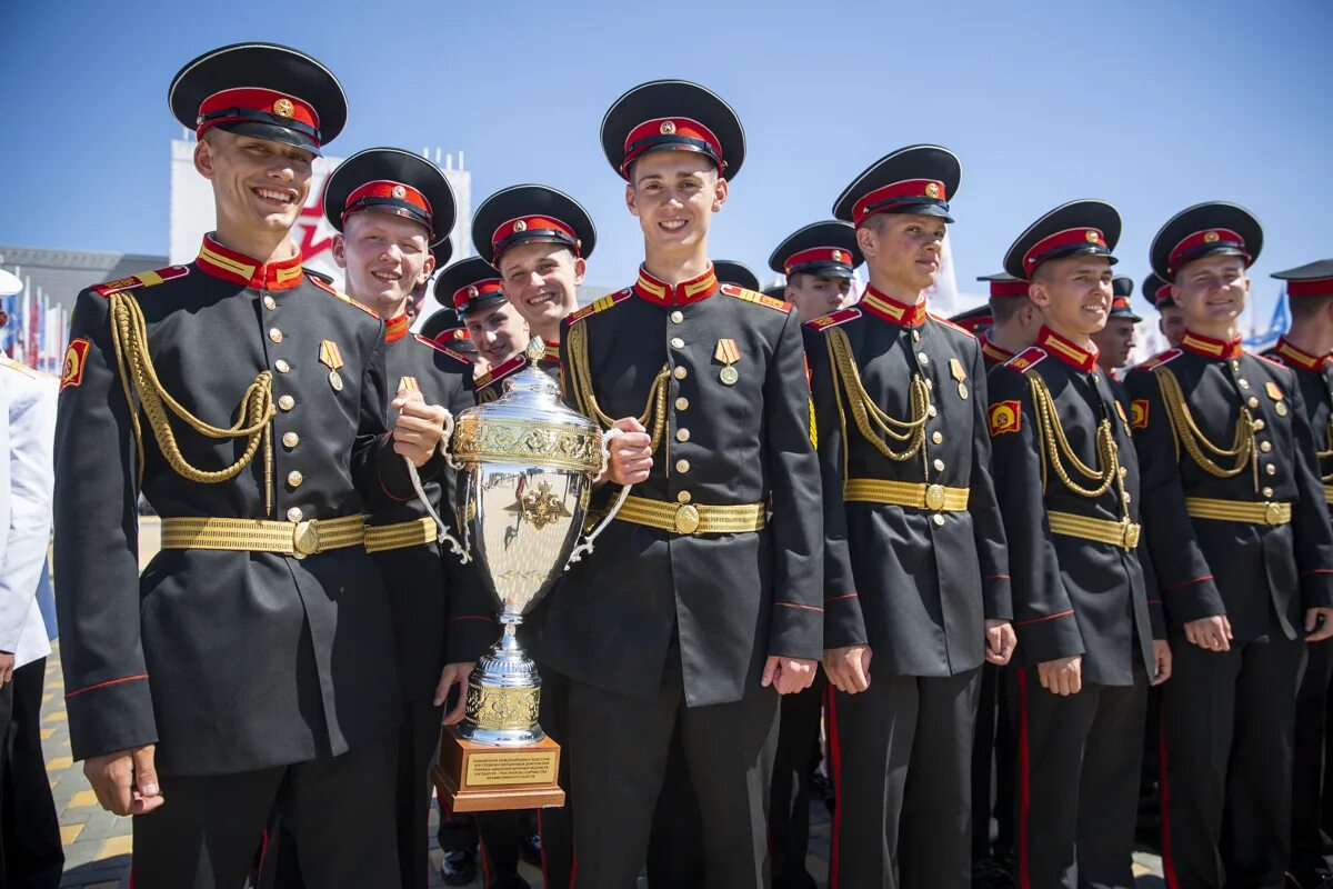 Петергоф суворовское училище кадетское. Форма кадетских корпусов санкт петербурга. Кадетское училище петербург. Санкт-петербургский кадетский военный корпус петергоф. Санкт-петербургский кадетский корпус форма кадетская.