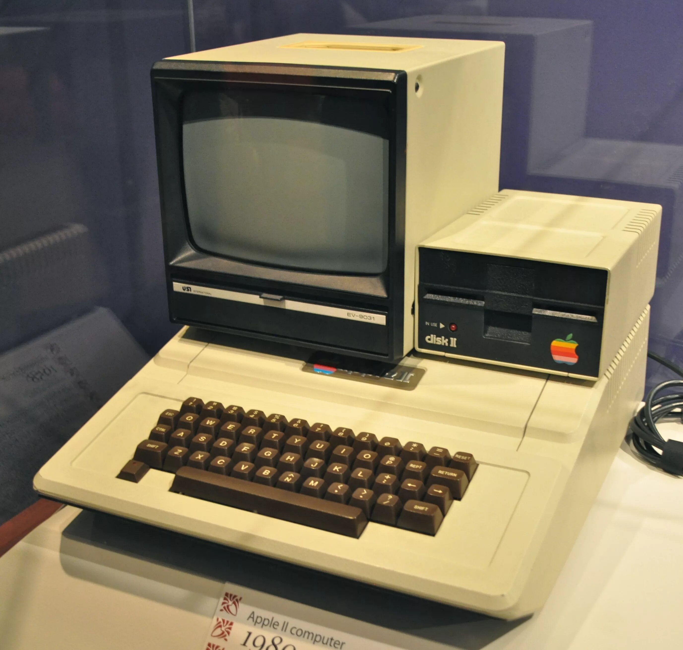 First apple. Apple II компьютер. Эпл 2 1977. Apple 2 компьютер 1977. Первый персональный компьютер Apple 2.