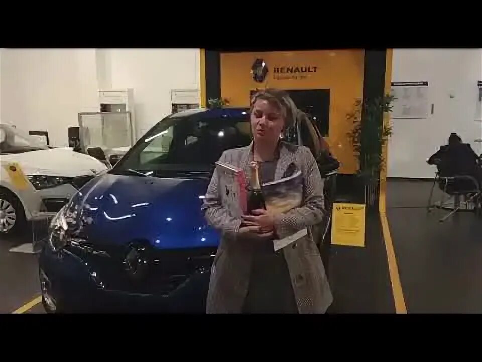 Люди в автосалоне. Dealer am. Консультация по страхованию. Продавец в автосалоне. Dealer am.