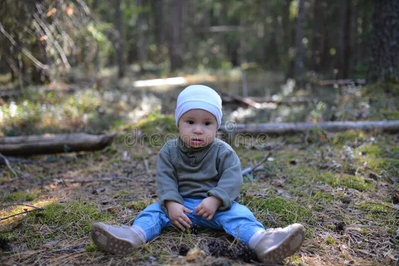 Я сказал мальчикам что заблудился и подсел. Маленький мальчик в лесу. Маленький ребенок в лесу. Мальчик потерялся в лесу. Мальчик сидит в лесу.