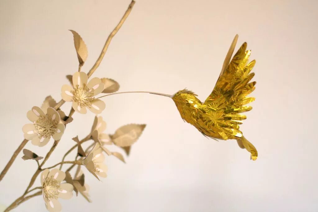 Золотое дерево золотая птица. Золотая птица. Птица из золота. Птица поталью. Золотистая птица.