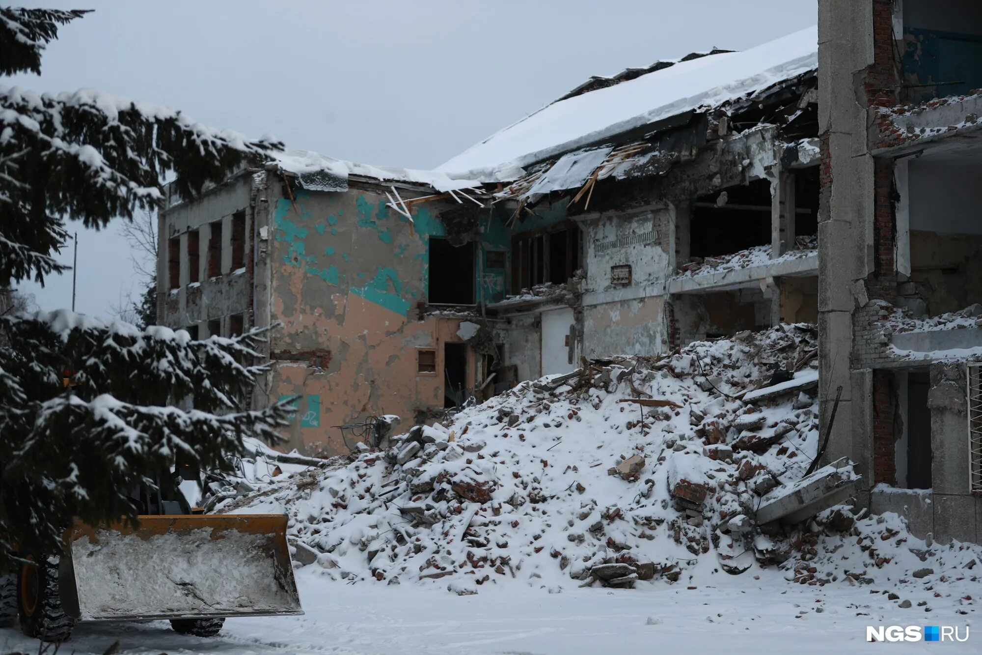 Новосибирск будут сносить. Инская улица новосибирск снесли. Аварийный дом. Заброшенный бассейн ска новосибирск. Снос аварийных домов.