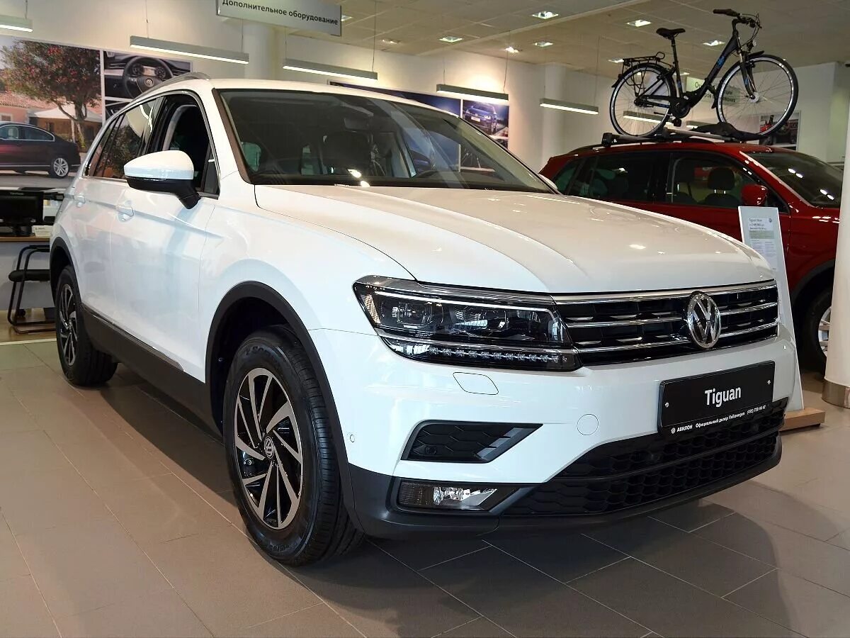 Сколько стоит volkswagen tiguan. VW Tiguan 2019. Volkswagen Тигуан 2019. Фольксваген Тигуан 2018 белый. Tiguan 2 2019.