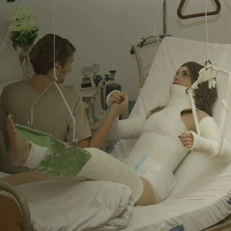 Полностью в гипсе. Полностью в гипсе. Полностью в гипсе. Полностью в гипсе. Человек полностью в гипсе.